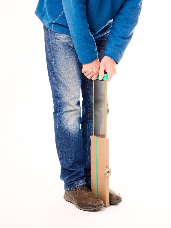 Kakaobohnen schneiden. (Foto: Teserba GmbH)