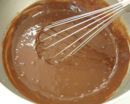 Erneut Glattrühren und mit dem letzten Drittel Sahne genauso verfahren.