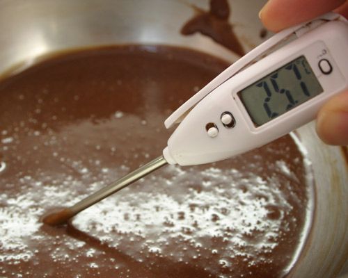 Temperaturkontrolle vor dem Abfüllen.