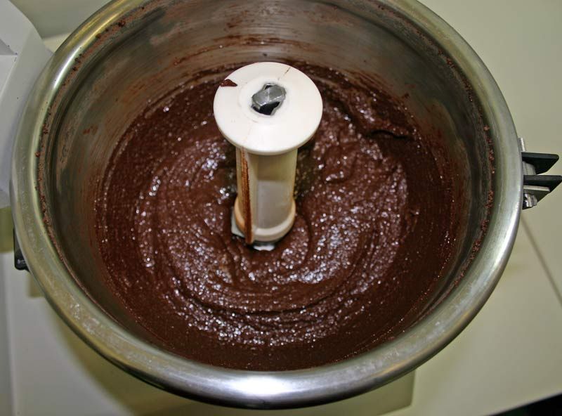 Nach 10 Minuten im Mixer: breiartige grobe masse. Das Fett ist ausgetreten. Temperatur ca. 52°C