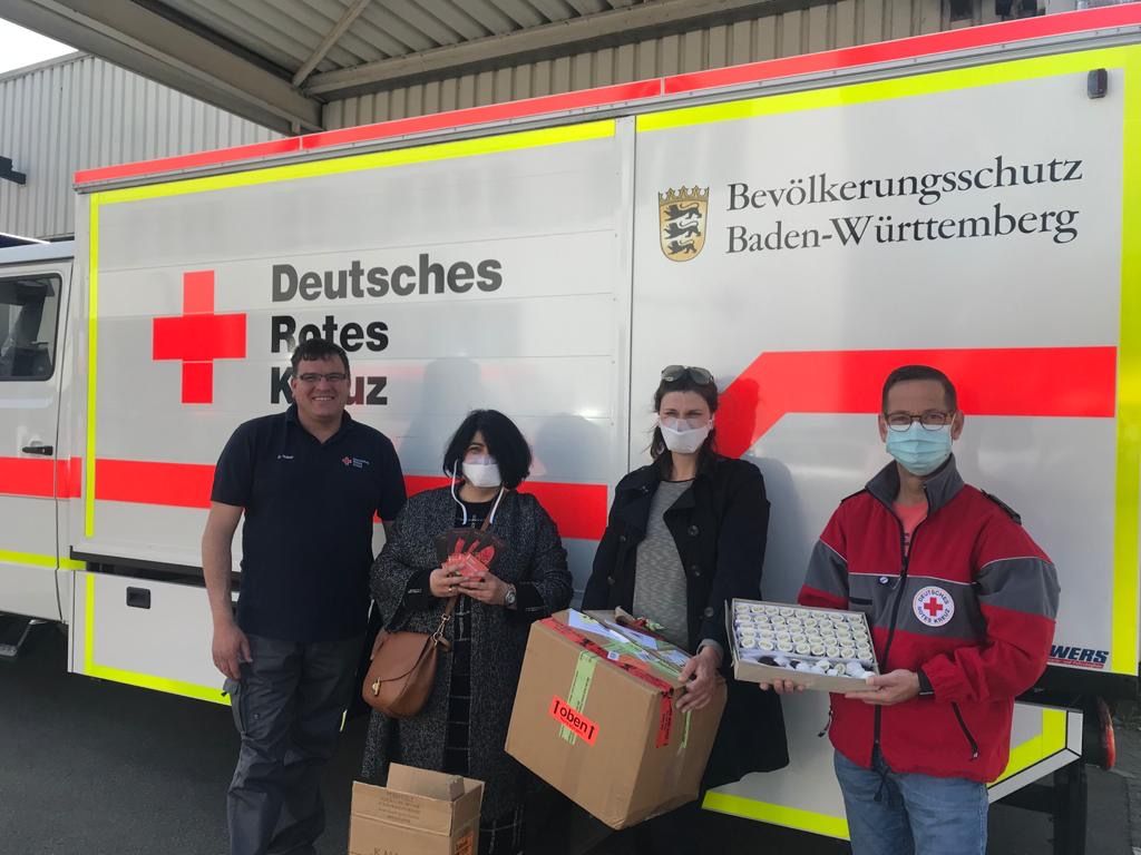 Foto: v.l.n.r.: Daniel Huber (DRK, stellvertretender Kreisbereitschaftsleiter), Sofia Roussou (Tübingen Erleben GmbH), Angela Weis (Silberburg am Markt), Jochen Wulle (DRK, Bereitschaftsleiter).