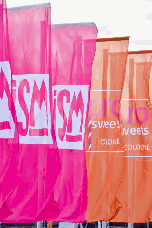 ISM und ProSweets Flaggen vor dem Messegelände in Köln