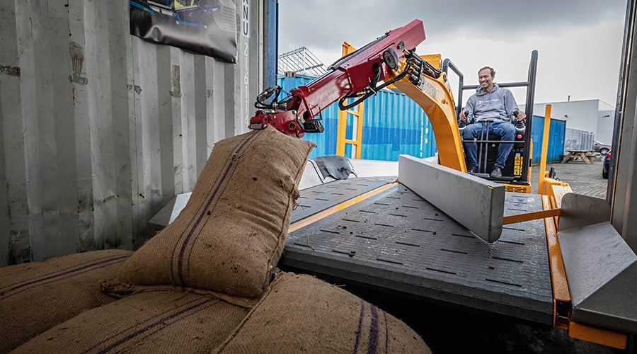CargoPicker zum Entladen von Kakaosäcken.