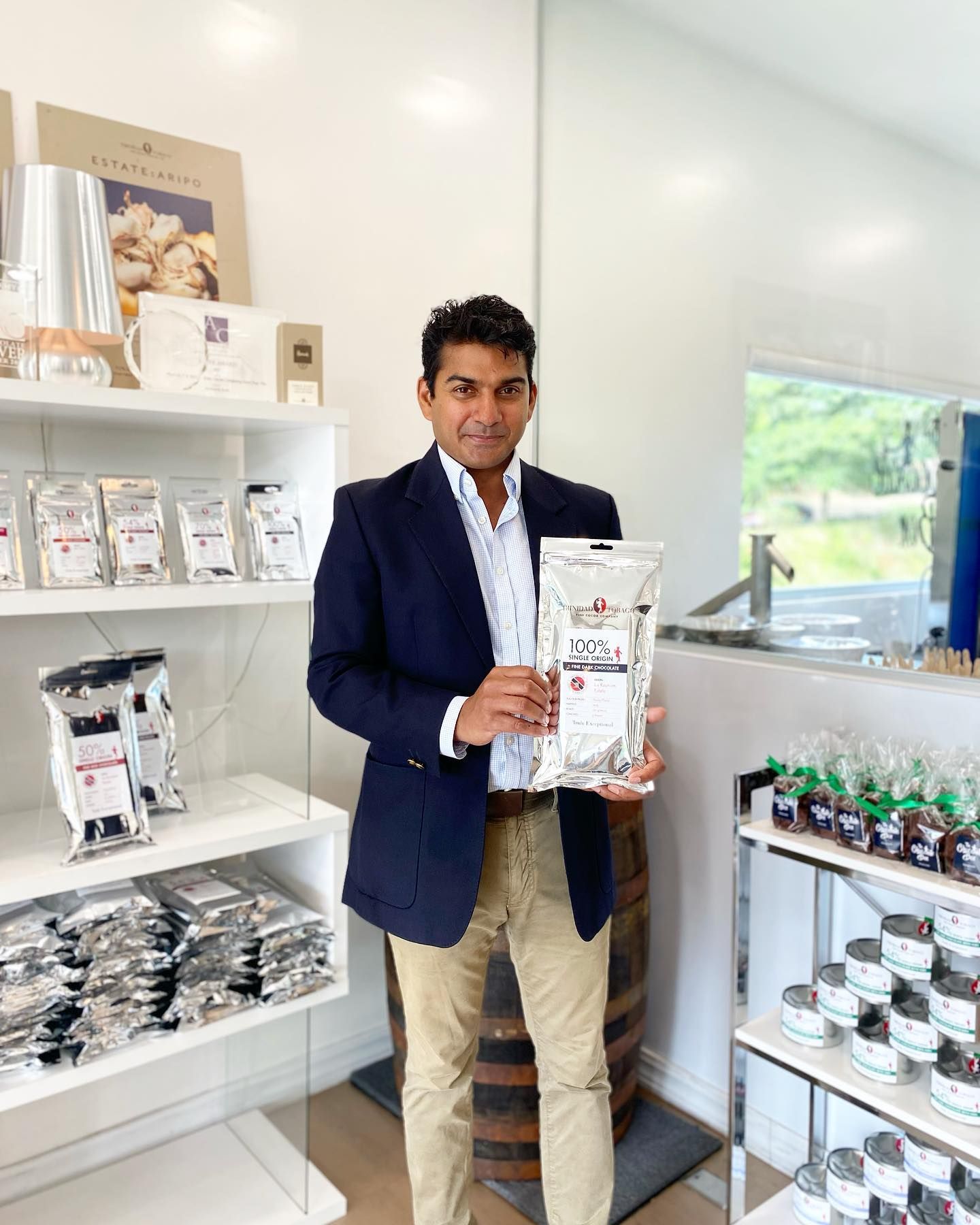 TTFCC Director Ashley Parasram mit Produkten des Unternehmens TTFCC Director Ashley Parasram mit Produkten des Unternehmens