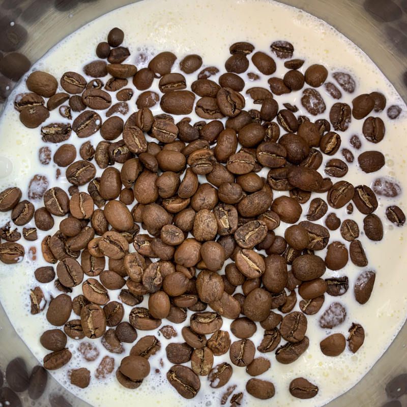 Kaffeebohnen über Nacht gut bedeckt mit Sahne einlegen.
