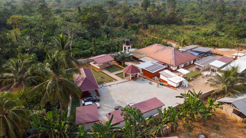 Die erste Fabrika von Koa in Ghana zur Verarbeitung von Kakaofrüchten