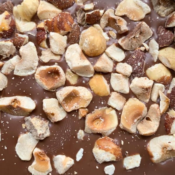 Noisettes Chocolate Lait - Bio Milchschokolade mit Haselnuss von Michel Cluizel aus Frankreich Noisettes Chocolate Lait - Bio Milchschokolade mit Haselnuss von Michel Cluizel aus Frankreich