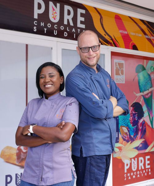 Seit 2017 betreiben Rennae Johnson und Wouter Tjeertes ihre PURE Chocolate Manufaktur in Jamaika. Seit 2017 betreiben Rennae Johnson und Wouter Tjeertes ihre PURE Chocolate Manufaktur in Jamaika.