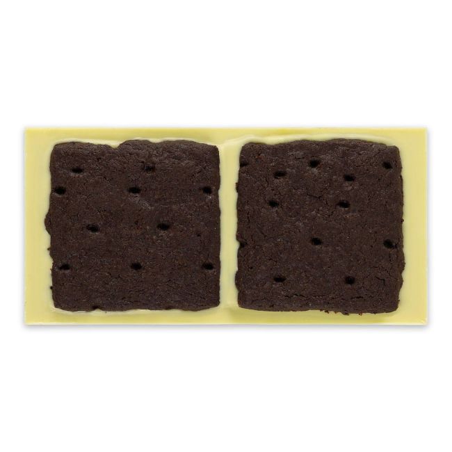 Weiße Schokolade belegt mit zwei großen dunklen Schokoladenkeksen von omNom aus Island. Weiße Schokolade belegt mit zwei großen dunklen Schokoladenkeksen von omNom aus Island.