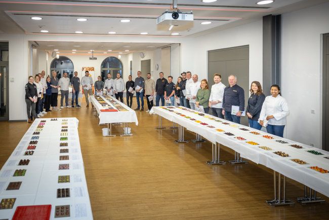 Die Jury des German Chocolate Award vor den zu prüfenden Pralinen (Foto: Bundesakademie Weinheim) Die Jury des German Chocolate Award vor den zu prüfenden Pralinen (Foto: Bundesakademie Weinheim)