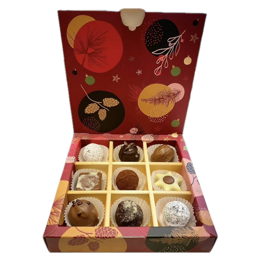 Blick in die geöffnete Pralinenschachtel. Die Füllung ist nur ein mögliches Beispiel.