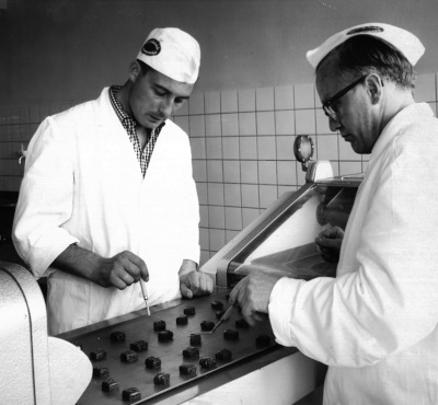 ZDS 1972: Pralinen dekorieren