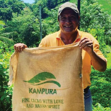 Farmer der Kampura Bauern mit einem Kakaosack